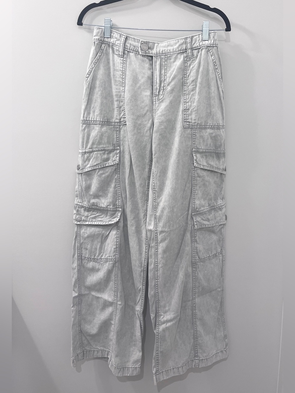 Juniors' SO® Low-Rise Wide Leg 6 Pocket Cargo Pants (Cloud Storage color) - Picture 3 of 4